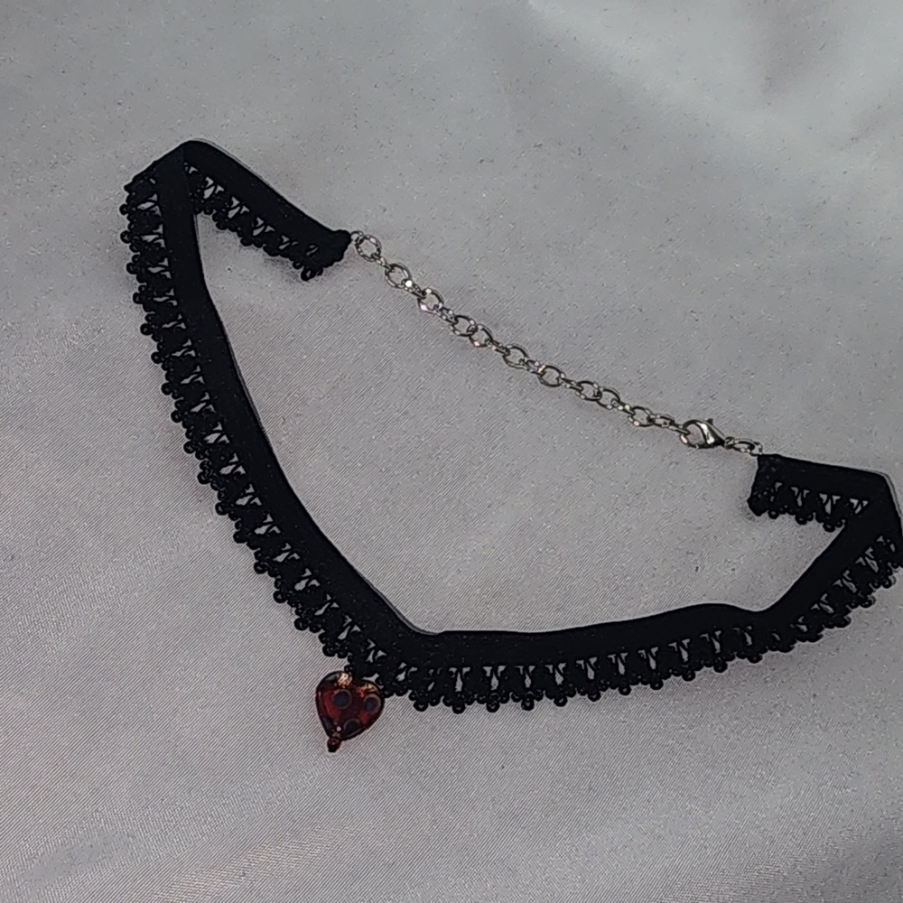 Elegant Black Choker Necklace with Heart Pendant - Picture 5 of 7